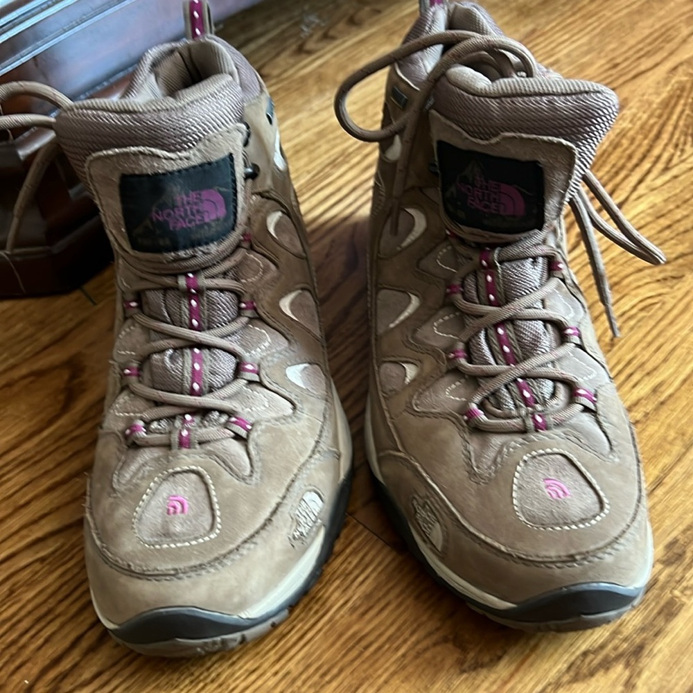 North Face Pro . Heal cradle pro . Hiking Boots. 9.5 EUC